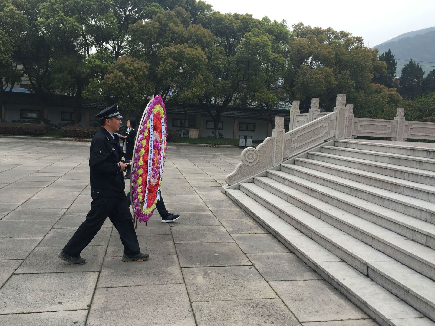 劉潭服裝加工廠敬獻花圈